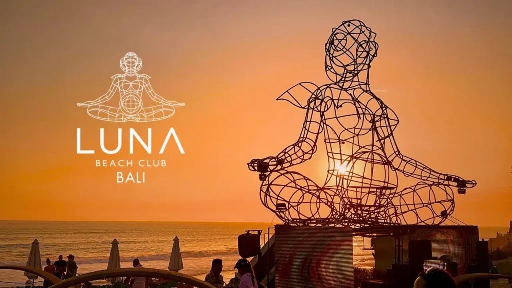 Luna Beach Club на закате